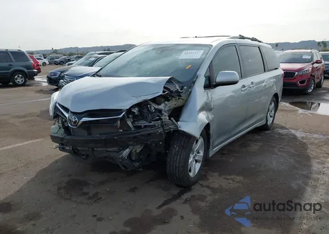 2019 Toyota Sienna Le 8 Passenger z USA, uszkodzony, nr VIN 5TDKZ3DC7KS969959